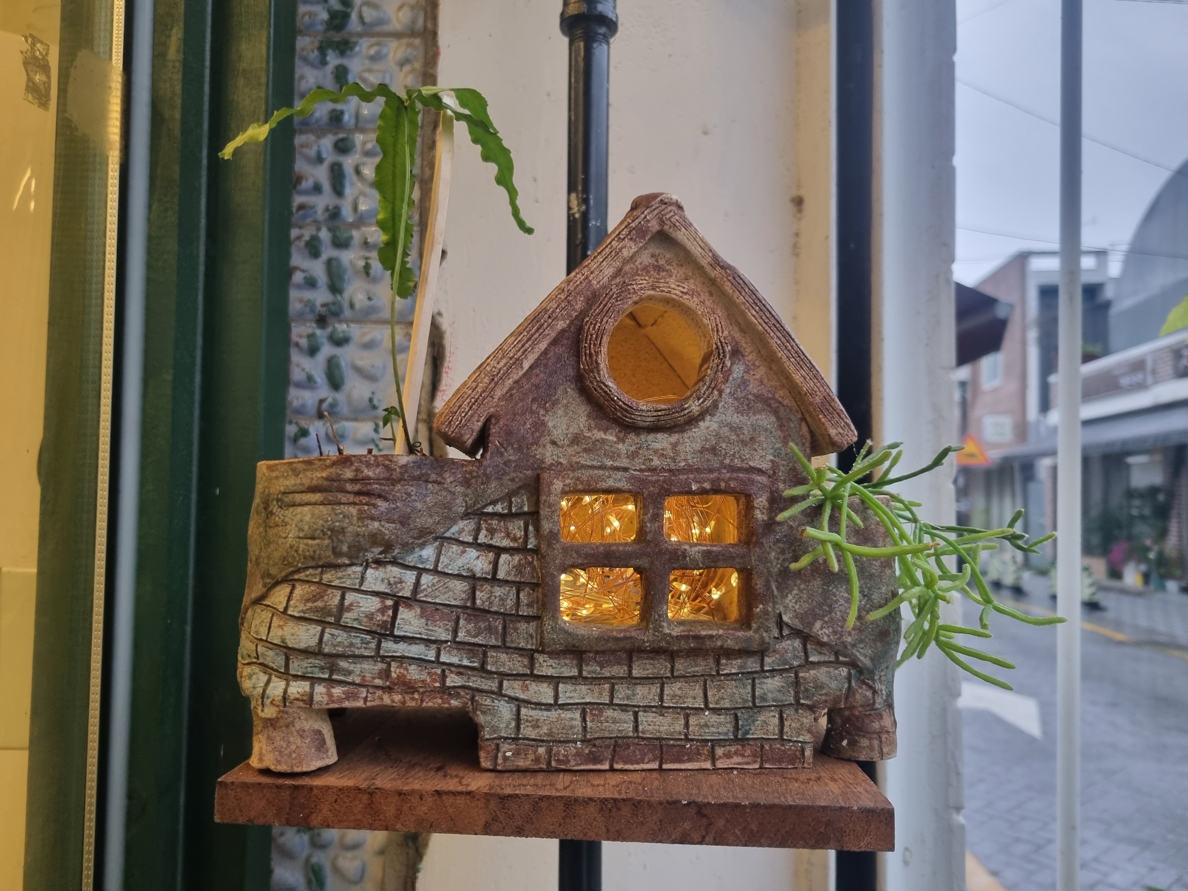 Illuminated house ceramic